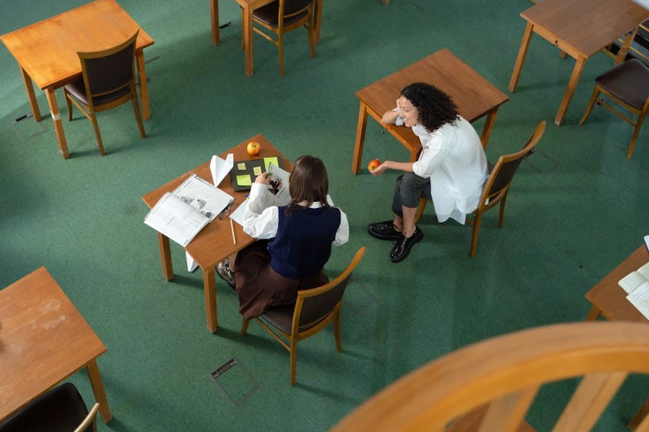 Studenti studující v univerzitní knihovně v Praze